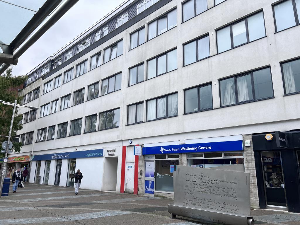 Lot: 39 - STUDIO FLAT IN TOWN CENTRE LOCATION - Front of building with flats above commercial units